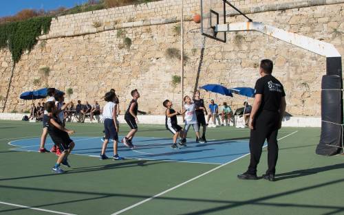 &Alpha;&pi;&omicron;&nu;&omicron;&mu;έ&sigmaf; &kappa;&alpha;&iota; &alpha;&gamma;ώ&nu;&alpha;&sigmaf; &beta;&epsilon;&tau;&epsilon;&rho;ά&nu;&omega;&nu; &sigma;&tau;&eta;&nu; &tau;&epsilon;&lambda;&epsilon;&tau;ή &lambda;ή&xi;&eta;&sigmaf; &tau;&omicron;&upsilon; &tau;&omicron;&upsilon;&rho;&nu;&omicron;&upsilon;ά &Nu;ί&kappa;&omicron;&sigmaf; &Gamma;&alpha;&lambda;&upsilon;&phi;&iota;&alpha;&nu;ά&kappa;&eta;&sigmaf;