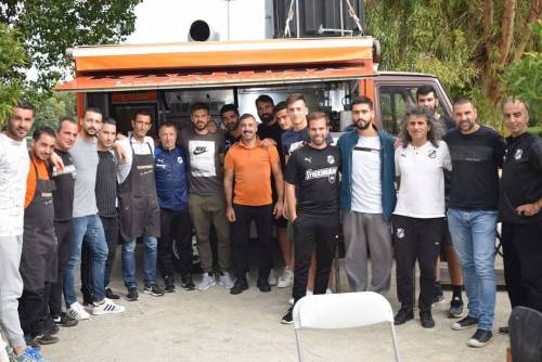 &Eta; &laquo;&Kappa;&alpha;&nu;&tau;ί&nu;&alpha; &Tau;&omicron; &Mu;&alpha;&nu;&omega;&lambda;&iota;ό&raquo; &kappa;έ&rho;&alpha;&sigma;&epsilon; &kappa;&alpha;&iota; &phi;έ&tau;&omicron;&sigmaf; &tau;&omicron;&upsilon;&sigmaf; &pi;&alpha;ί&kappa;&tau;&epsilon;&sigmaf; &tau;&omicron;&upsilon; &Omicron;&Phi;&Eta;