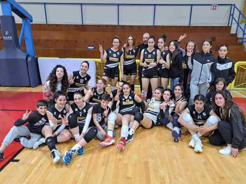 &Alpha;&sigma;&pi;&rho;ό&mu;&alpha;&upsilon;&rho;&omicron;&iota; &tau;&epsilon;&lambda;&iota;&kappa;&omicron;ί