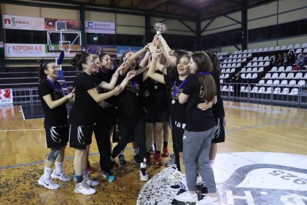 &Sigma;ή&kappa;&omega;&sigma;&alpha;&nu; &tau;&eta;&nu; &kappa;&omicron;ύ&pi;&alpha; &tau;&alpha; &kappa;&omicron;&rho;ί&tau;&sigma;&iota;&alpha; &tau;&omicron;&upsilon; &Omicron;&Phi;&Eta;! (VIDEO)