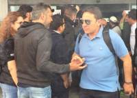 &Omicron;&iota; &delta;&iota;&alpha;&kappa;&omicron;&pi;έ&sigmaf; &mu;&epsilon; &tau;&omicron; &tau;&eta;&lambda;έ&phi;&omega;&nu;&omicron; &sigma;&tau;&omicron; &chi;έ&rho;&iota;, &omicron;&iota; &delta;&upsilon;&omicron; &epsilon;&pi;ί&lambda;&epsilon;&kappa;&tau;&omicron;&iota; &Epsilon;&lambda;&lambda;&eta;&nu;&epsilon;&sigmaf; &kappa;&alpha;&iota; ...&kappa;ά&tau;&iota; &alpha;&pi;&omicron; &lambda;ά&tau;&iota;&nu; &gamma;&iota;&alpha; &tau;&omicron;&nu; &Omicron;&Phi;&Eta;