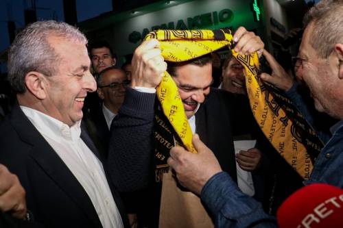 &Omicron; &delta;&iota;ά&lambda;&omicron;&gamma;&omicron;&sigmaf; &tau;&omicron;&upsilon; &Alpha;&lambda;έ&xi;&eta; &Tau;&sigma;ί&pi;&rho;&alpha; &mu;&epsilon; έ&nu;&alpha; &phi;&alpha;&nu;&alpha;&tau;&iota;&kappa;ό &Epsilon;&rho;&gamma;&omicron;&tau;&epsilon;&lambda;ί&tau;&eta;