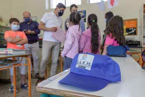 &Tau;&omicron; &Epsilon;&Alpha;&Kappa;&Eta; &kappa;&omicron;&nu;&tau;ά &sigma;&tau;&alpha; &pi;&alpha;&iota;&delta;&iota;ά, &kappa;&omicron;&nu;&tau;ά &sigma;&tau;&omicron;&nu; &alpha;&theta;&lambda;&eta;&tau;&iota;&sigma;&mu;ό