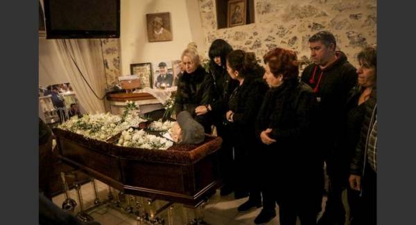 &Sigma;&sigma;&sigma;&sigma;&sigma;&tau;, &omicron; &Omicron;&lambda;&lambda;&alpha;&nu;&delta;ό&sigmaf; &kappa;&omicron;&iota;&mu;ή&theta;&eta;&kappa;&epsilon;!