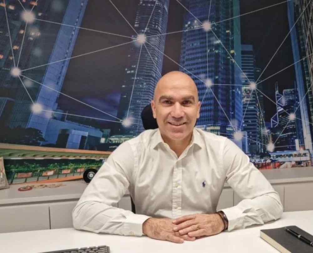 &Mu;έ&nu;&alpha;&nu;&delta;&rho;&omicron;&sigmaf; &Pi;&alpha;&nu;&tau;&epsilon;&lambda;&lambda;ί&delta;&eta;&sigmaf;: "&Sigma;ύ&nu;&tau;&omicron;&mu;&alpha; &tau;&omicron; Karteros &Beta;each Sports Center &theta;&alpha; &epsilon;ί&nu;&alpha;&iota; ό&pi;&omega;&sigmaf; &theta;έ&lambda;&omicron;&upsilon;&mu;&epsilon;"