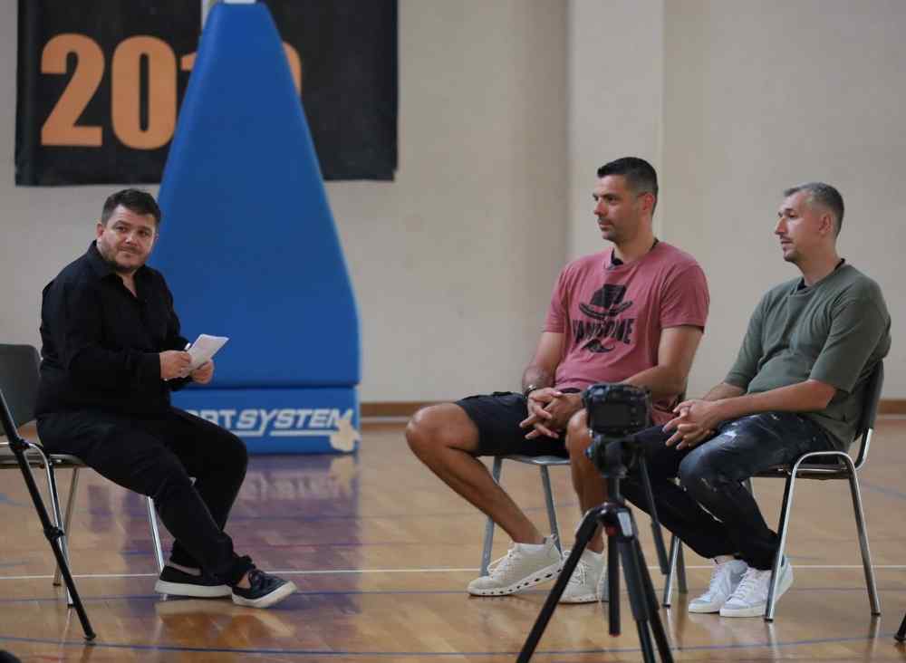 &Sigma;&upsilon;&zeta;ή&tau;&eta;&sigma;&eta; &mu;&epsilon; &delta;&upsilon;&omicron; &theta;&rho;ύ&lambda;&omicron;&upsilon;&sigmaf; &tau;&omicron;&upsilon; &Epsilon;&lambda;&lambda;&eta;&nu;&iota;&kappa;&omicron;ύ &mu;&pi;ά&sigma;&kappa;&epsilon;&tau;