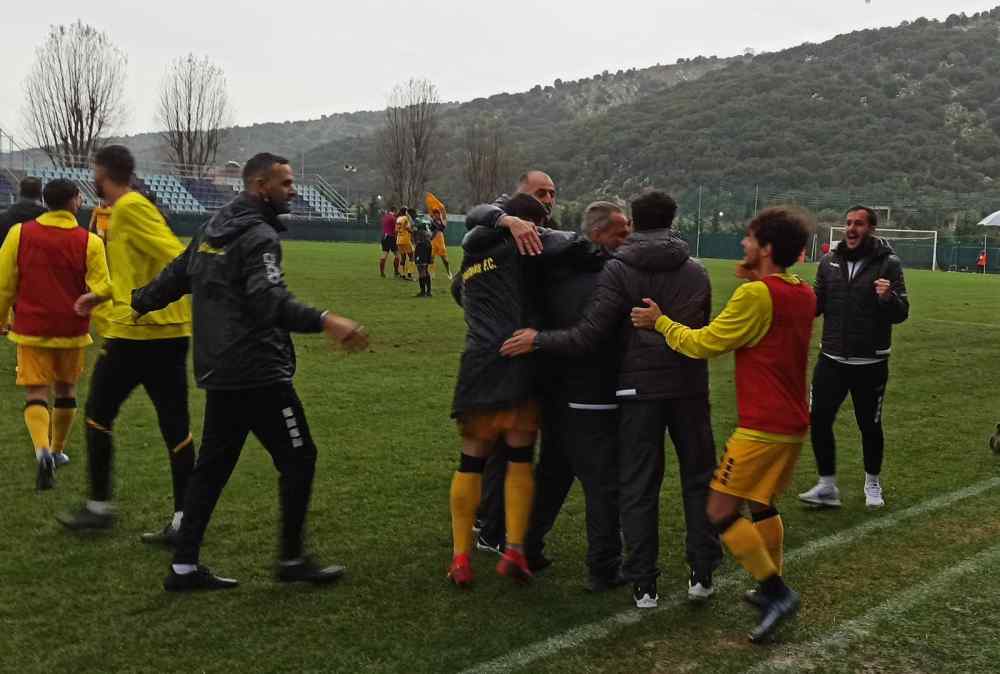 M&epsilon; &gamma;&kappa;&omicron;&lambda;ά&rho;&alpha; &tau;&omicron; &nu;έ&omicron; &delta;&iota;&pi;&lambda;ό (VIDEO)