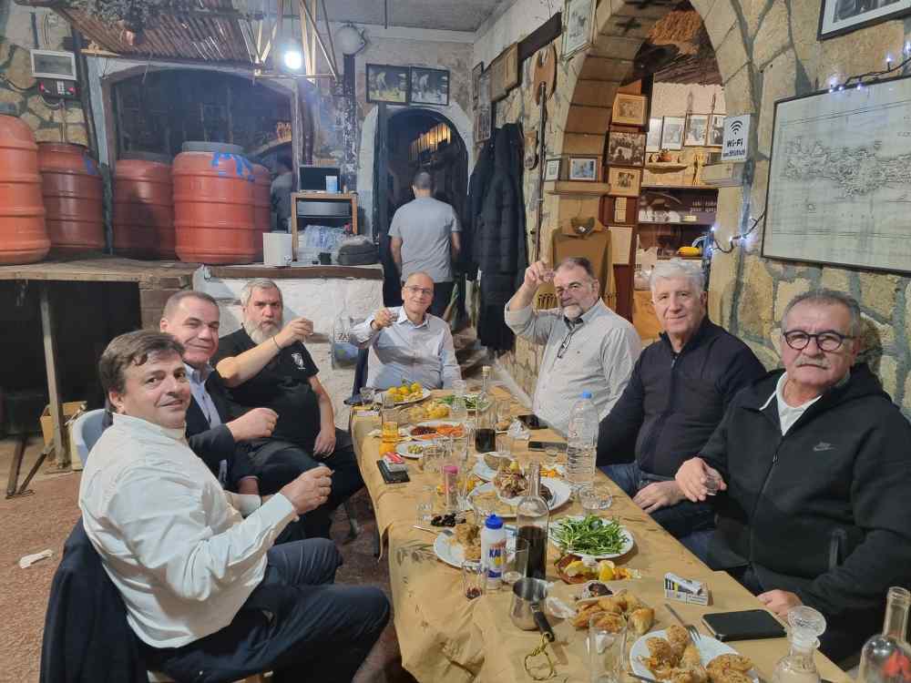 &Mu;&epsilon; &kappa;&alpha;&lambda;ή &rho;&alpha;&kappa;ή &kappa;&alpha;&iota; &omicron;&mu;&omicron;&rho;&phi;&iota;έ&sigmaf; &tau;&eta;&sigmaf; &Kappa;&rho;ή&tau;&eta;&sigmaf;, &kappa;&lambda;&epsilon;ί&nu;&omicron;&nu;&tau;&alpha;&iota; &omicron;&iota; &mu;&epsilon;&gamma;ά&lambda;&epsilon;&sigmaf; &delta;&iota;&omicron;&rho;&gamma;&alpha;&nu;ώ&sigma;&epsilon;&iota;&sigmaf;