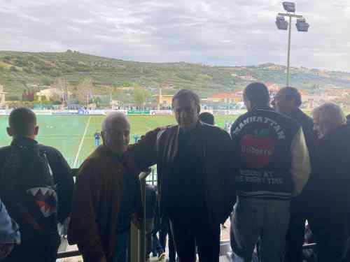 O &Epsilon;&rho;&alpha;&sigma;&iota;&tau;έ&chi;&nu;&eta;&sigmaf; &Omicron;&Phi;&Eta; &kappa;&omicron;&nu;&tau;ά &sigma;&tau;&eta;&nu; &pi;&rho;&omicron;&sigma;&pi;ά&theta;&epsilon;&iota;&alpha; &tau;&omicron;&upsilon; &Gamma;&iota;&omicron;ύ&chi;&tau;&alpha;