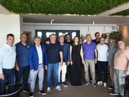 &Mu;&epsilon; &tau;&omicron;&nu; &Gamma;&iota;ά&nu;&nu;&eta; &Delta;&alpha;&nu;&delta;ά&lambda;&eta; &eta; &sigma;&upsilon;&nu;&epsilon;&delta;&rho;ί&alpha;&sigma;&eta; &tau;&omicron;&upsilon; &nu;έ&omicron;&upsilon; &Delta;&iota;&omicron;&iota;&kappa;&eta;&tau;&iota;&kappa;&omicron;ύ &Sigma;&upsilon;&mu;&beta;&omicron;&upsilon;&lambda;ί&omicron;&upsilon; &tau;&eta;&sigmaf; &Epsilon;&Sigma;&Alpha;&Pi;