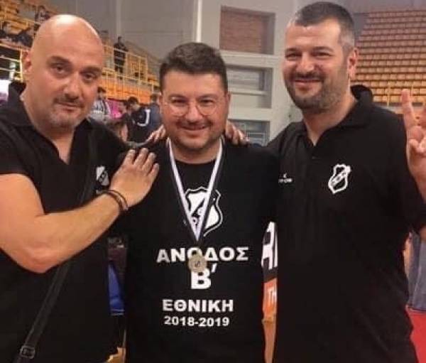 &Omicron; &Mu;.&Alpha;&lambda;&epsilon;&xi;ά&kappa;&eta;&sigmaf; (&sigma;&tau;&eta; &mu;έ&sigma;&eta;).