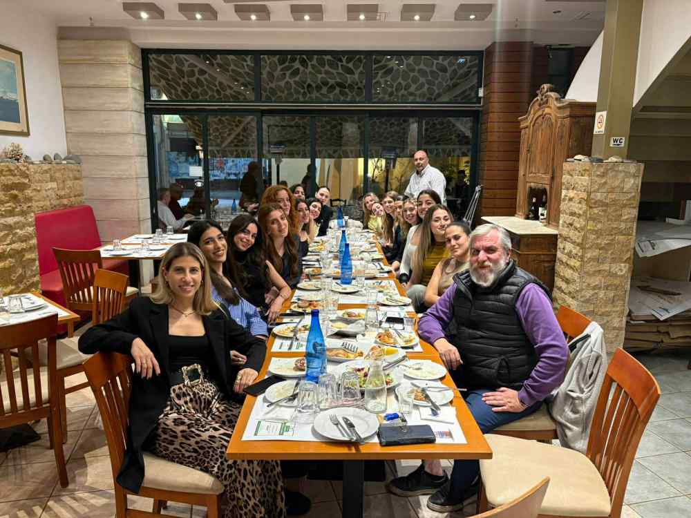 &Omicron; &Gamma;&iota;ά&nu;&nu;&eta;&sigmaf; &Delta;&alpha;&nu;&delta;ά&lambda;&eta;&sigmaf; &alpha;&pi;&omicron;&chi;&alpha;&iota;&rho;έ&tau;&eta;&sigma;&epsilon; &mu;&epsilon; &delta;&epsilon;ί&pi;&nu;&omicron; &tau;&iota;&sigmaf; &gamma;&upsilon;&nu;&alpha;ί&kappa;&epsilon;&sigmaf; &tau;&omicron;&upsilon; &Omicron;&Phi;&Eta; &pi;&omicron;&upsilon; &omicron;&lambda;&omicron;&kappa;&lambda;ή&rho;&omega;&sigma;&alpha;&nu; &tau;&eta; &phi;&epsilon;&tau;&iota;&nu;ή &sigma;&epsilon;&zeta;ό&nu;