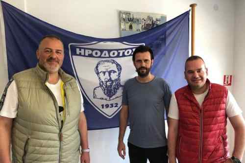 &Epsilon;&pi;ί&sigma;&eta;&mu;&omicron;: Tέ&lambda;&omicron;&sigmaf; &omicron; &Sigma;&kappa;ύ&beta;&alpha;&lambda;&omicron;&sigmaf;, &mu;&iota;&lambda;ά&epsilon;&iota; &mu;&epsilon; &Tau;ά&tau;&sigma;&eta; &omicron; &Eta;&rho;ό&delta;&omicron;&tau;&omicron;&sigmaf;
