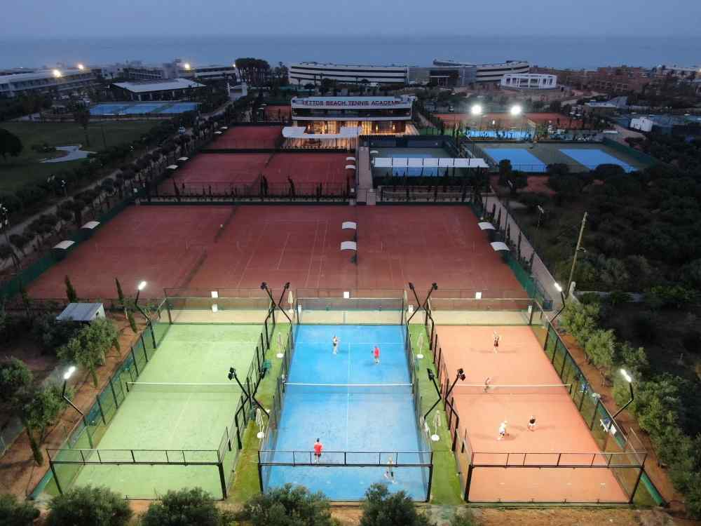 &Gamma;&nu;ώ&rho;&iota;&sigma;&alpha;&nu; &tau;&eta; &mu;&alpha;&gamma;&epsilon;ί&alpha; &tau;&omicron;&upsilon; padel &sigma;&tau;&alpha; &gamma;ή&pi;&epsilon;&delta;&alpha; &tau;&omicron;&upsilon; Lyttos Beach Tennis Academy &sigma;&tau;&eta; &Chi;&epsilon;&rho;&sigma;ό&nu;&eta;&sigma;&omicron;