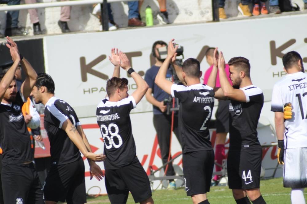 &Tau;&rho;&epsilon;ί&sigmaf; &alpha;&pi;ό&nu;&tau;&epsilon;&sigmaf; &kappa;&alpha;&iota; &mu;&iota;&alpha; &epsilon;&pi;&iota;&sigma;&tau;&rho;&Omicron;&Phi;&Eta;