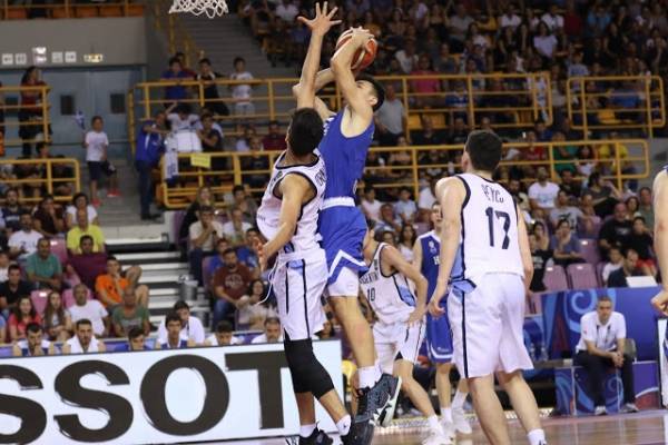 &Mu;&epsilon; &tau;&eta; &Gamma;&alpha;&lambda;&lambda;ί&alpha; &eta; &Epsilon;&theta;&nu;&iota;&kappa;ή &Epsilon;&phi;ή&beta;&omega;&nu; &gamma;&iota;&alpha; &mu;&iota;&alpha; &theta;έ&sigma;&eta; &sigma;&tau;&omicron;&upsilon;&sigmaf; "8"